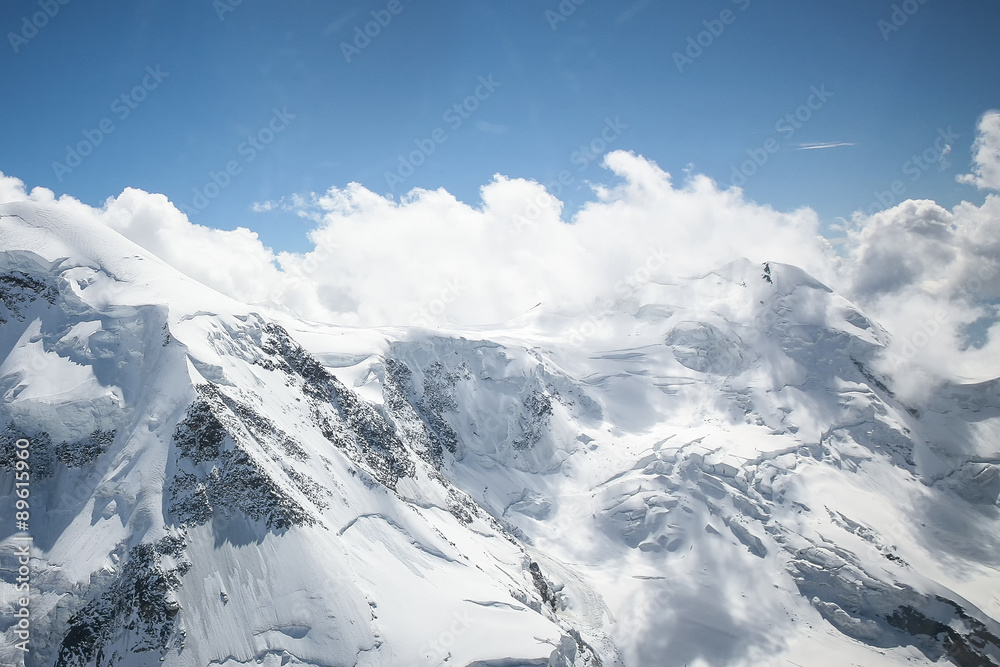 Naklejka premium Von den Bergen zu den Wolken