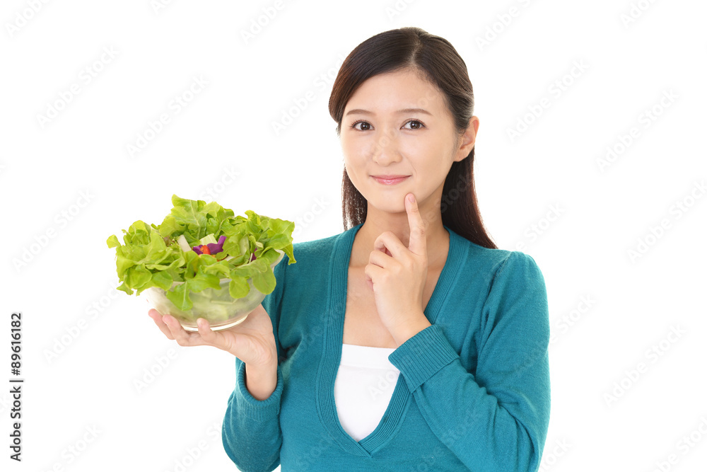 サラダを食べる女性