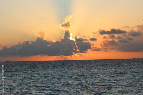 Coucher de soleil masqué derrier les nuages photo