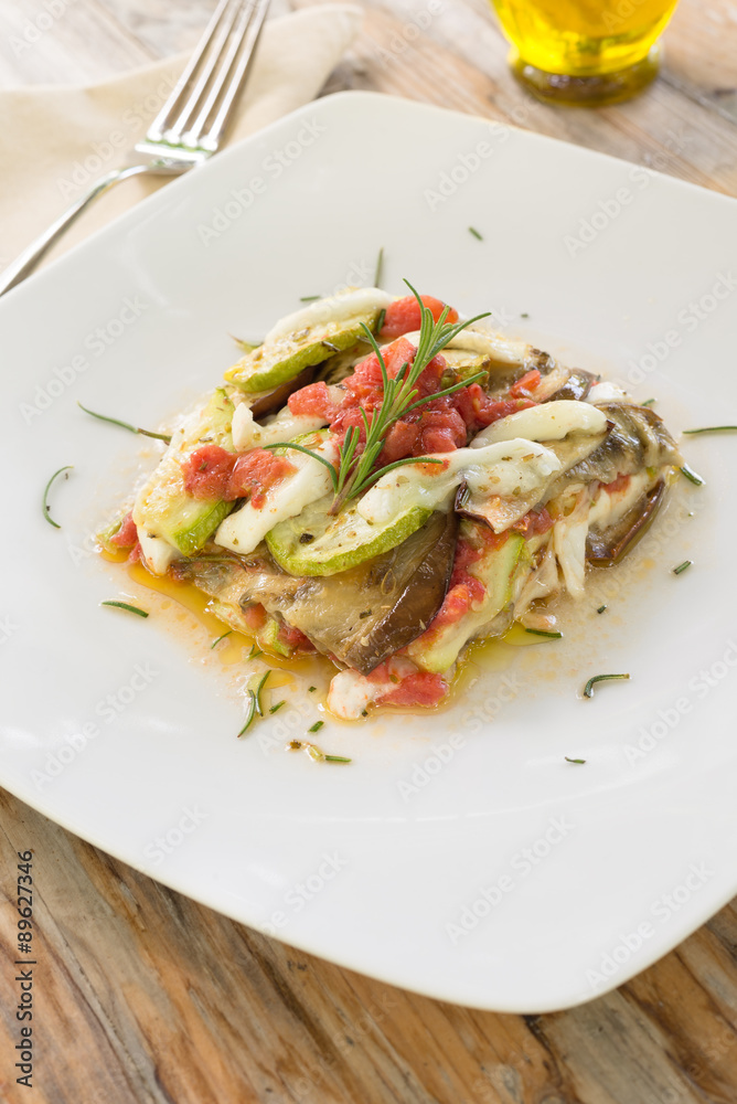 Piatto di melanzane e altre verdure con mozzarella Piatto di melanzane e altre verdure con mozzarella