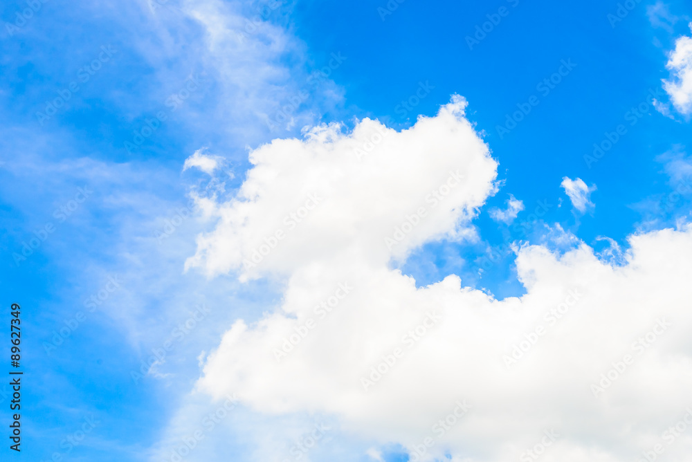 Obraz premium White cloud on blue sky background