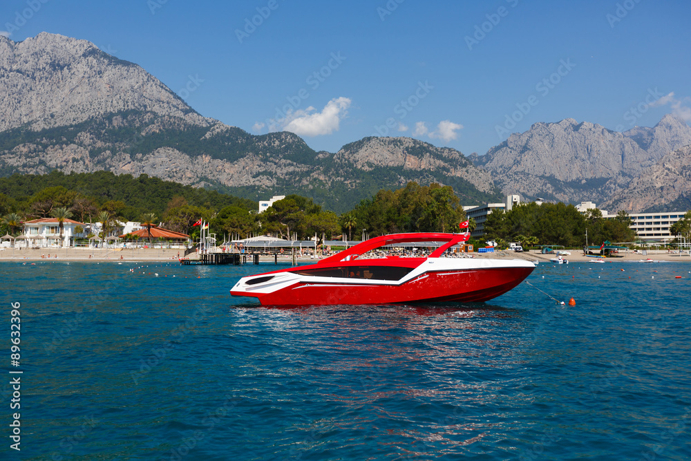 Obraz premium Red boat on the beach