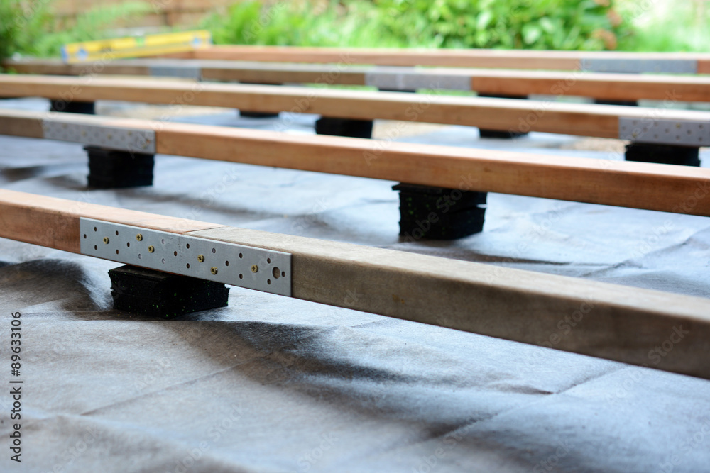 Unterkonstruktion für Terrasse mit Holzbalken und Terrassenpads aus  Granulat und Bautenschutzmatte Stock-Foto | Adobe Stock