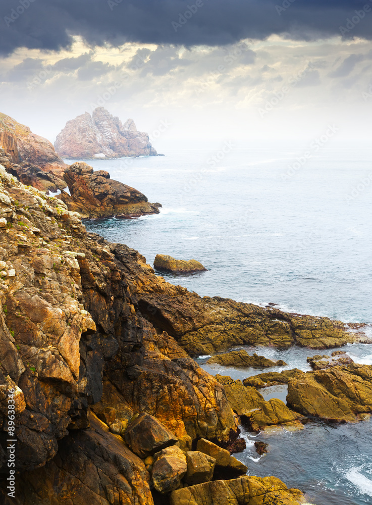 Obraz premium Rocks at ocean coast