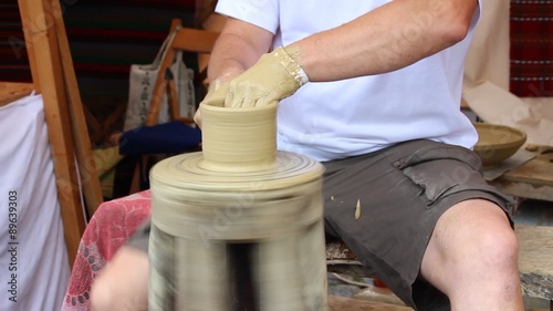 uomo che lavora al tornio