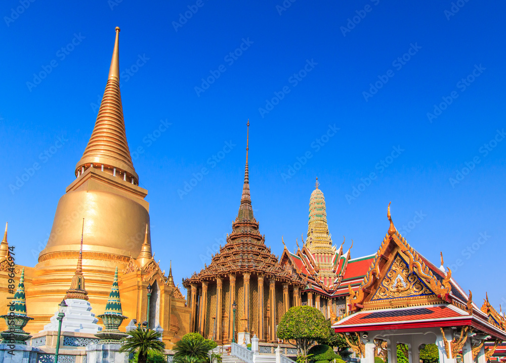 Naklejka premium Wat Phra Kaew lub Świątynia Szmaragdowego Buddy w Bangkoku w Tajlandii