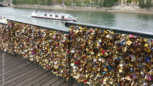 Cadenas de l'amour sur les quais de Seine à Paris