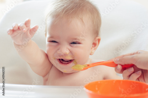 Bebé hermoso comiendo puré