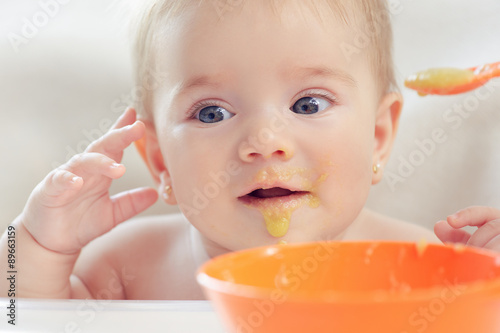 Bebé hermoso comiendo puré