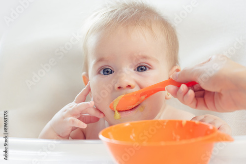 Bebé hermoso comiendo puré