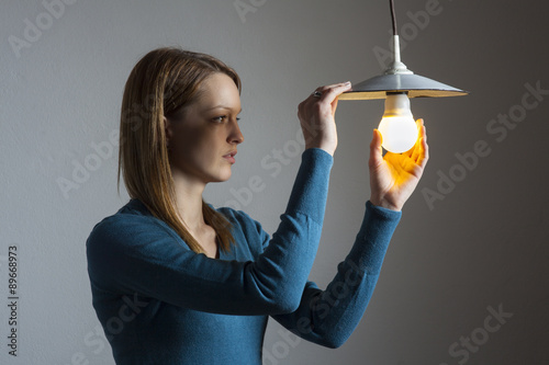 junge Frau mit einer Glühbirne photo