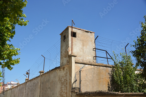 caseta de vigilancia en los muros de una prisión © uzkiland