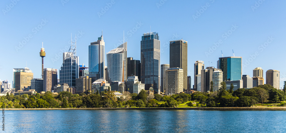 Fototapeta premium Panoramiczny widok na Sydney. Australia, lipiec. Drapacze chmur odbite w wodzie