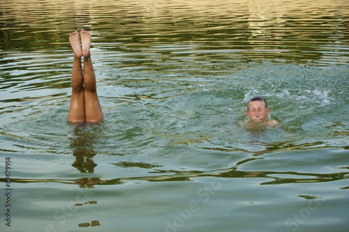 Badende Kinder in einem See