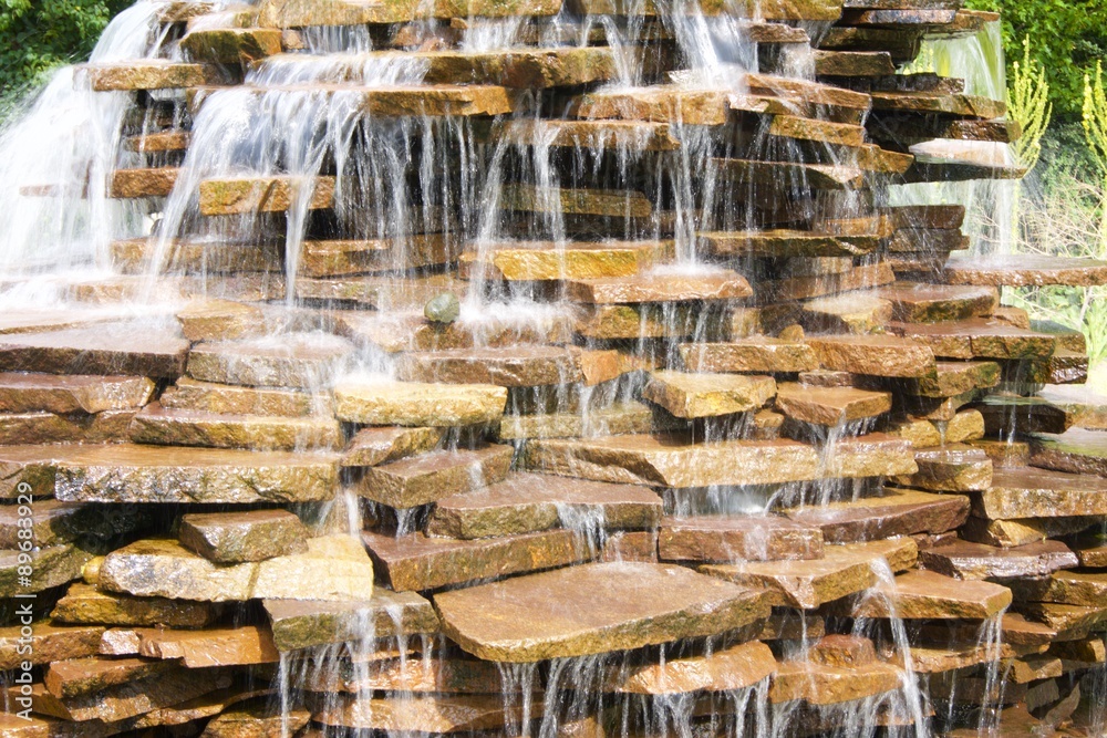 Wasserspiel mit Steinplatten im Garten StockFoto Adobe Stock