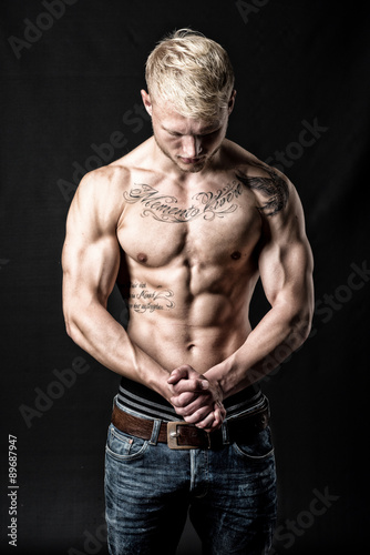 Bodybuilder zeigt seinen Körper