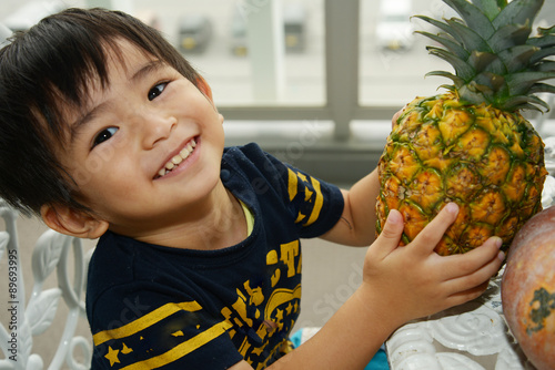 果物を持つ笑顔の男の子