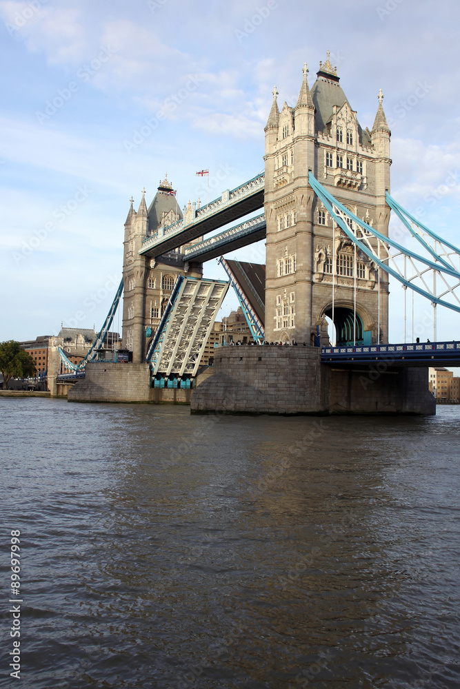 Obraz premium tower bridge geöffnet