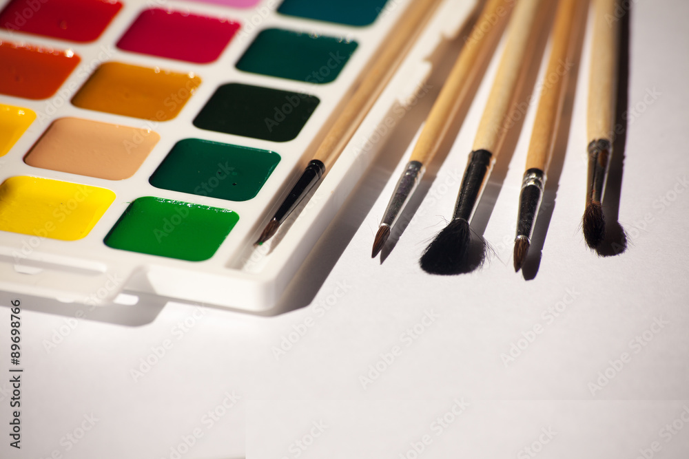 Naklejka premium watercolor paints with brushes