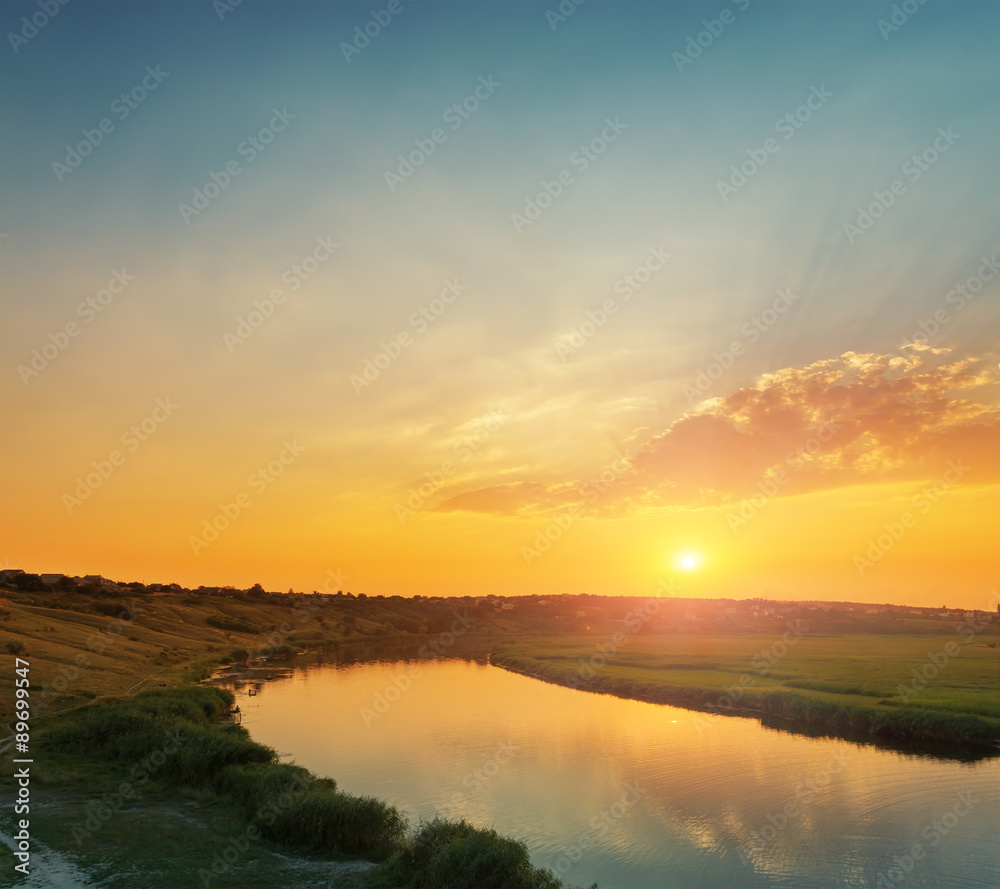 Obraz premium orange sunset with clouds over river