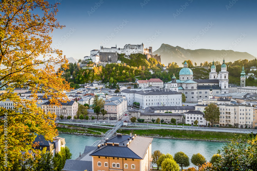 Naklejka premium Historyczne miasto Salzburg o zachodzie słońca jesienią, Austria