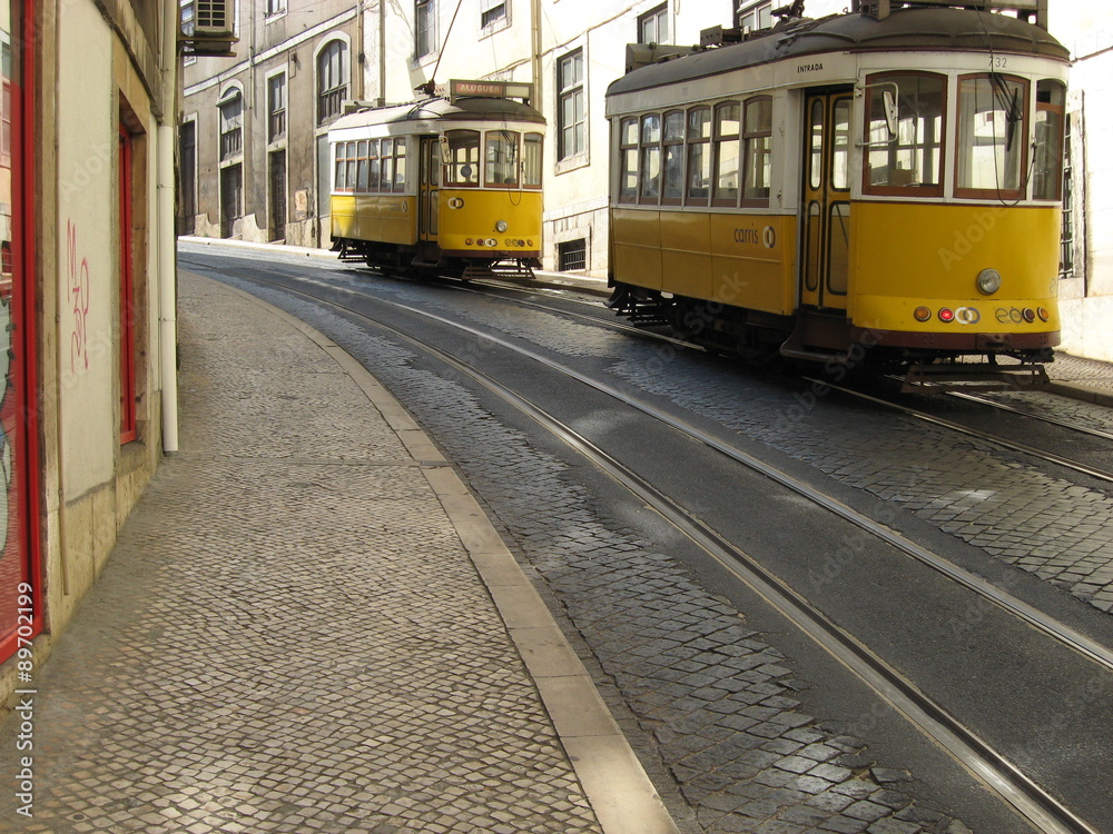 リスボン、路面電車が下りてくる坂道／ポルトガル