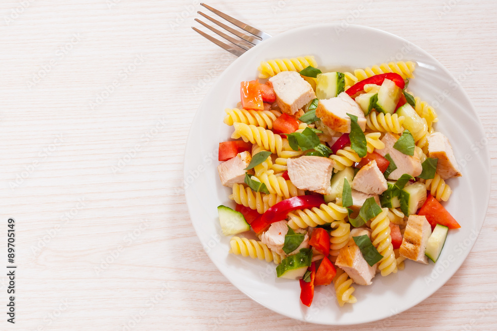 pasta salad with chicken and vegetables