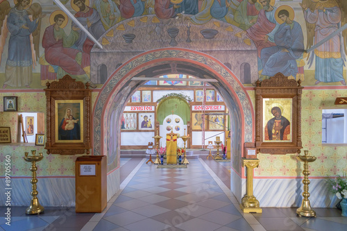 Quadro su tela Archway to iconostasis through halls of worship in church