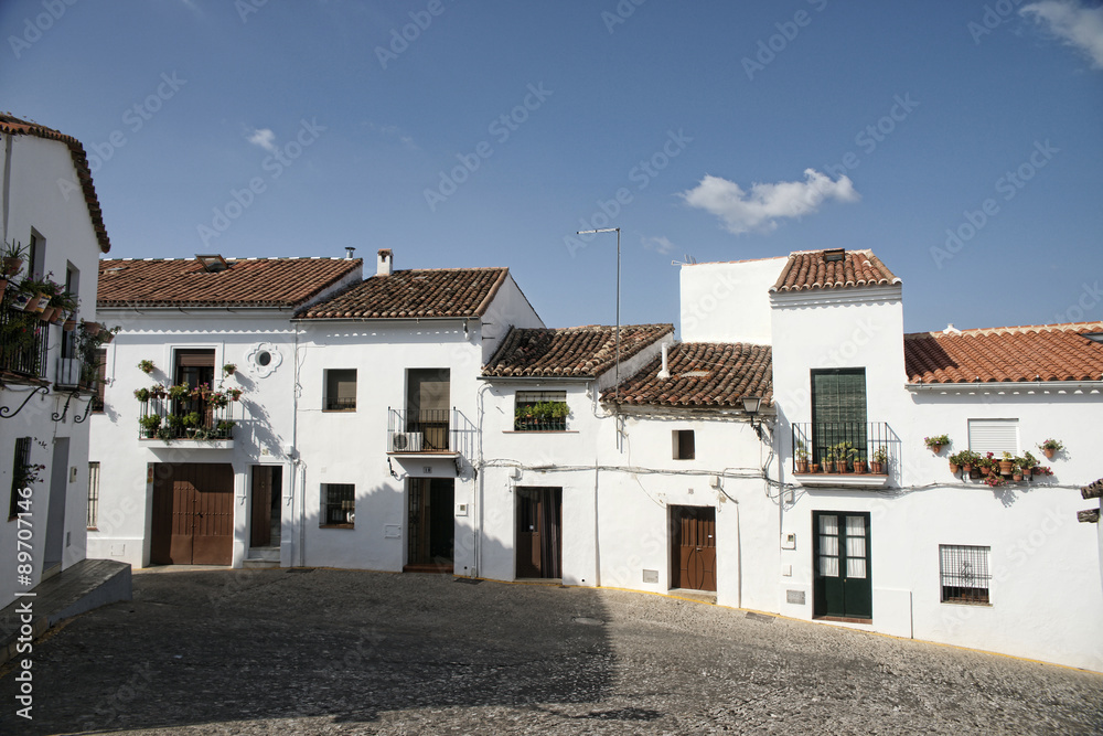 Calles del municipio de Aracena con arquitectura rural en sus viviendas, Andalucía