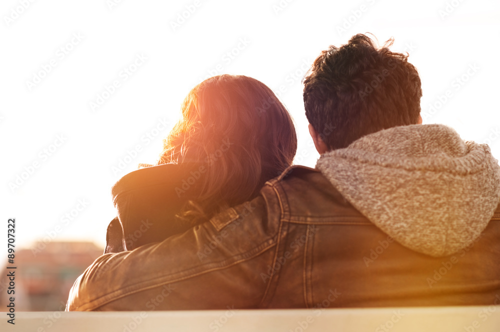 Young lovers at sunset - obrazy, fototapety, plakaty 