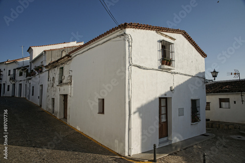 Calles del municipio de Aracena con arquitectura rural en sus viviendas, Huelva