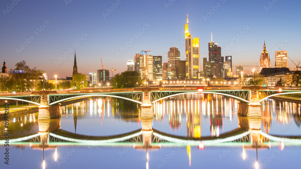 Fototapeta premium blaue Stunde in Frankfurt