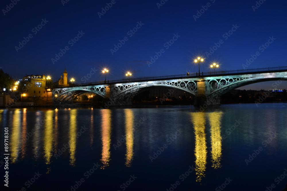 Naklejka premium Anochecer en el Puente de Triana