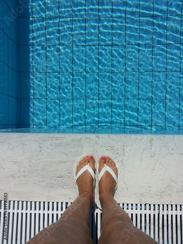 Piedi in piscina photo