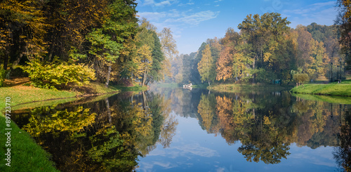 Fototapeta Naklejka Na Ścianę i Meble -  The autumn park