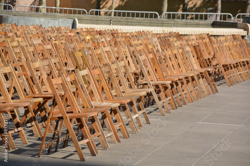 sillas de madera para el publico de un concierto photo