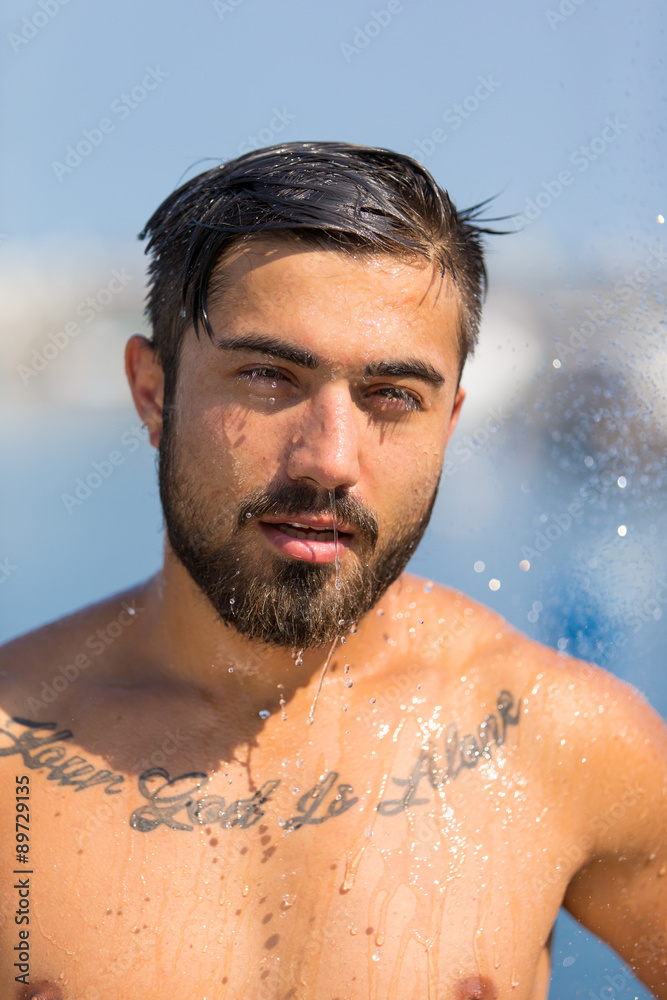 Junger Mann am Meer