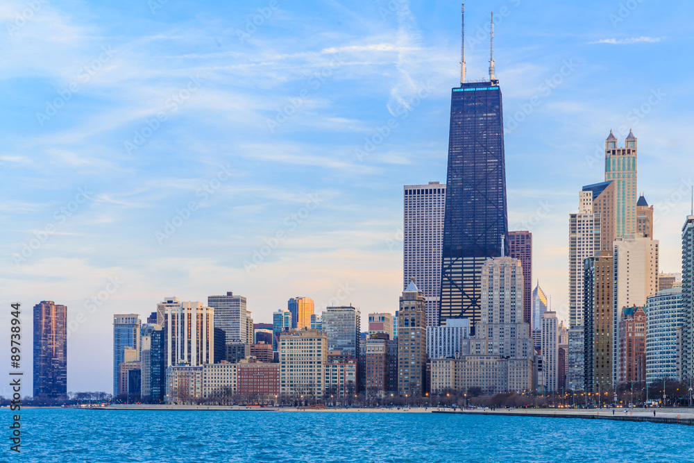Naklejka premium Chicago downtown skyline o zmierzchu.