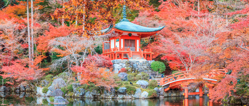 Naklejka premium Urlop zmienia kolor czerwieni w Świątyni w Japonii.