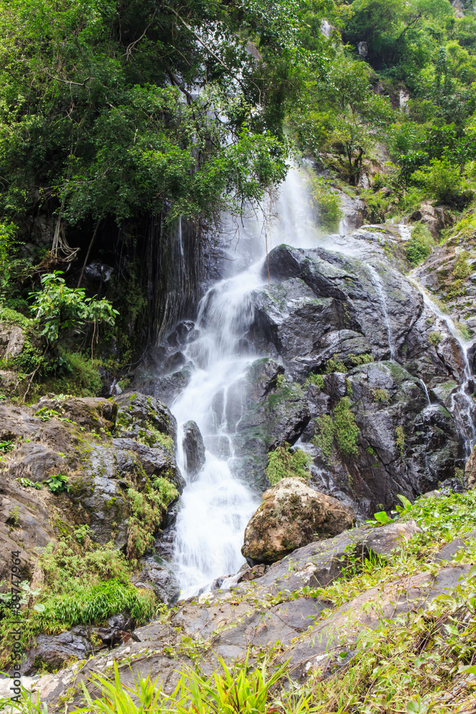 Naklejka premium Krok E Dok Waterfall in Rainforest, Thailand.