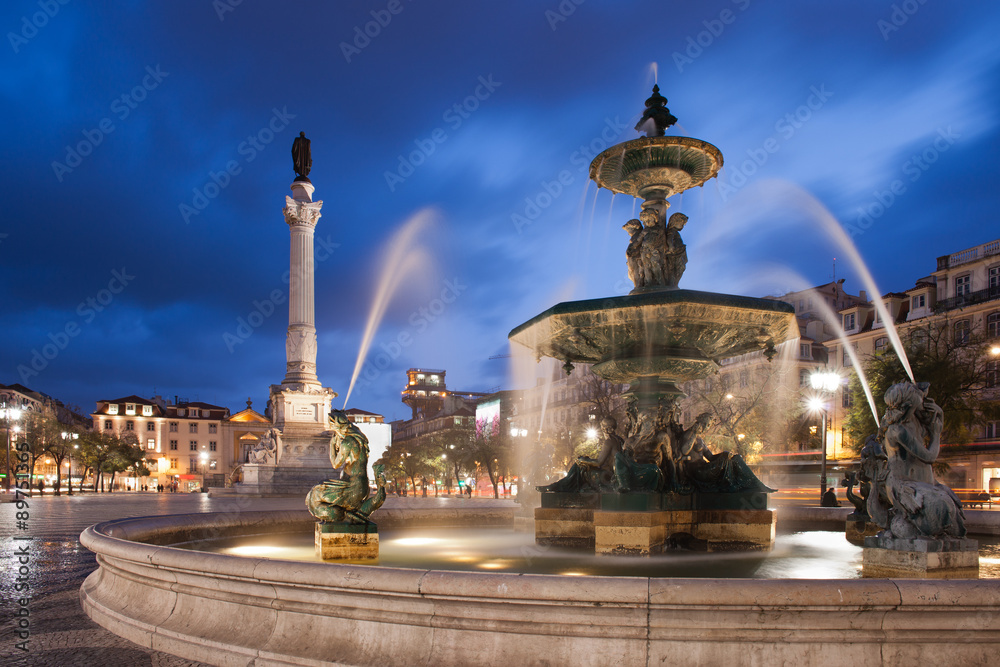 Fototapeta premium Fountain on Rossio Square in Lisbon by Night