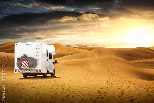 camper nel deserto al tramonto photo