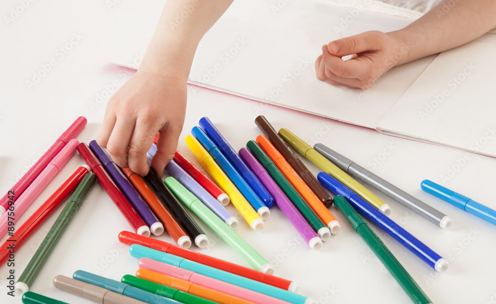 Naklejka premium Child choosing a soft-tip pen