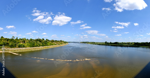 Fototapeta Naklejka Na Ścianę i Meble -  Rzeka Wisła z mostu w Wyszogrodzie przy najniższym stanie wody w historii 