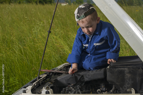 Obraz na płótnie Bambino meccanico al lavoro w salonie