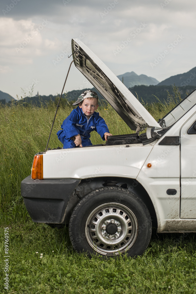 Bambino meccanico al lavoro
