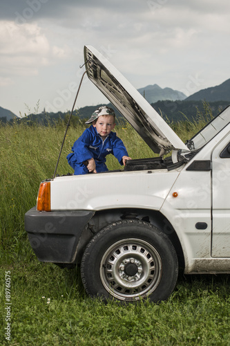 Bambino meccanico al lavoro