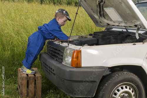 Obraz na płótnie Bambino meccanico al lavoro w salonie