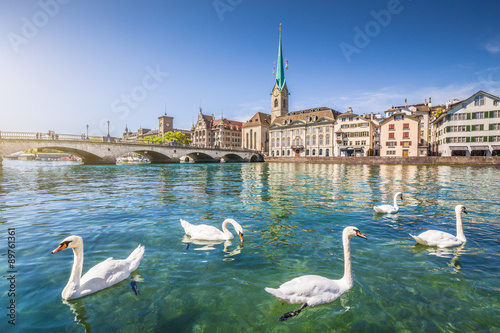 Obraz na płótnie Historic city center of Zürich with Fraumünster Church and swans on river Limmat, Canton of Zürich, Switzerland w salonie