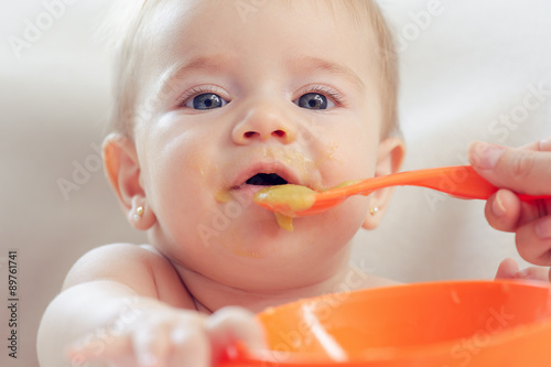 Bebé hermoso comiendo puré